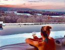 femme dans un spa profitant de la vue sur la nature