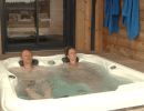 couple dans spa prive sur terrasse bois chalet location