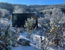 cabane en bois entourée de foret dans les vosges